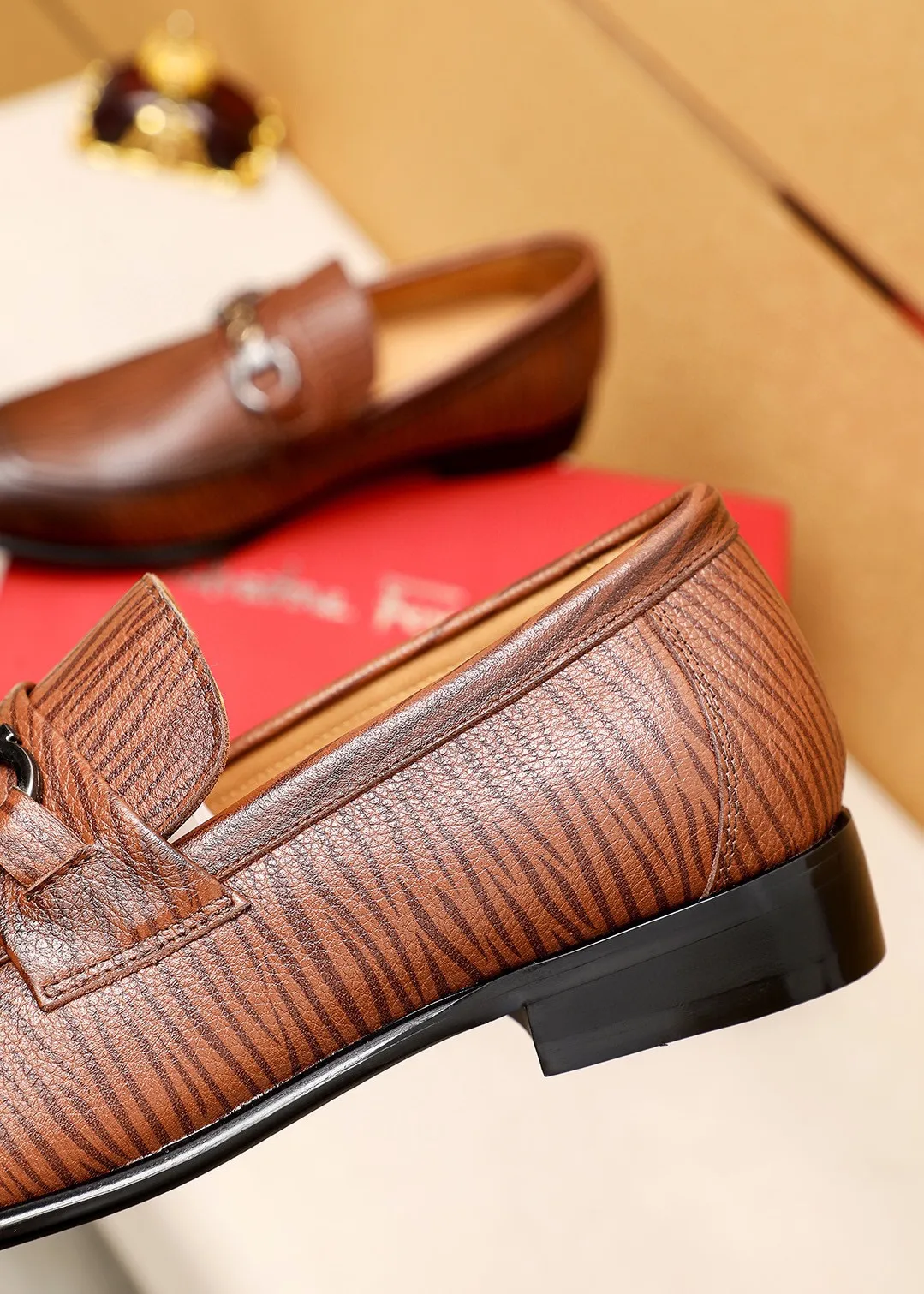 Men's shoes 💰462 💐 Product trademark: Ferragamo "Ferragamo" casual leather shoes Regular size: 38-44 (45.46.47🉑️Customized) Product materials: Selected imported calfskin upper + classic hardware buckle, imported water-dyed cow leather lining. Strong three-dimensional visual effect, original outsole color: 1⃣️color optional